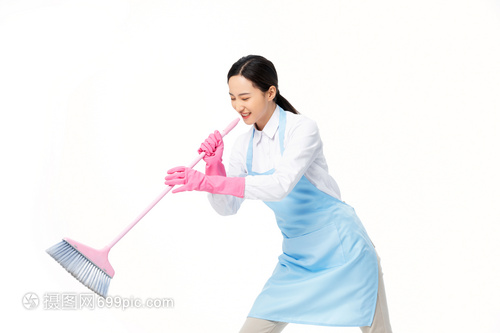 掃把當(dāng)麥，歌聲暖心 家政保潔員的快樂(lè)哲學(xué)